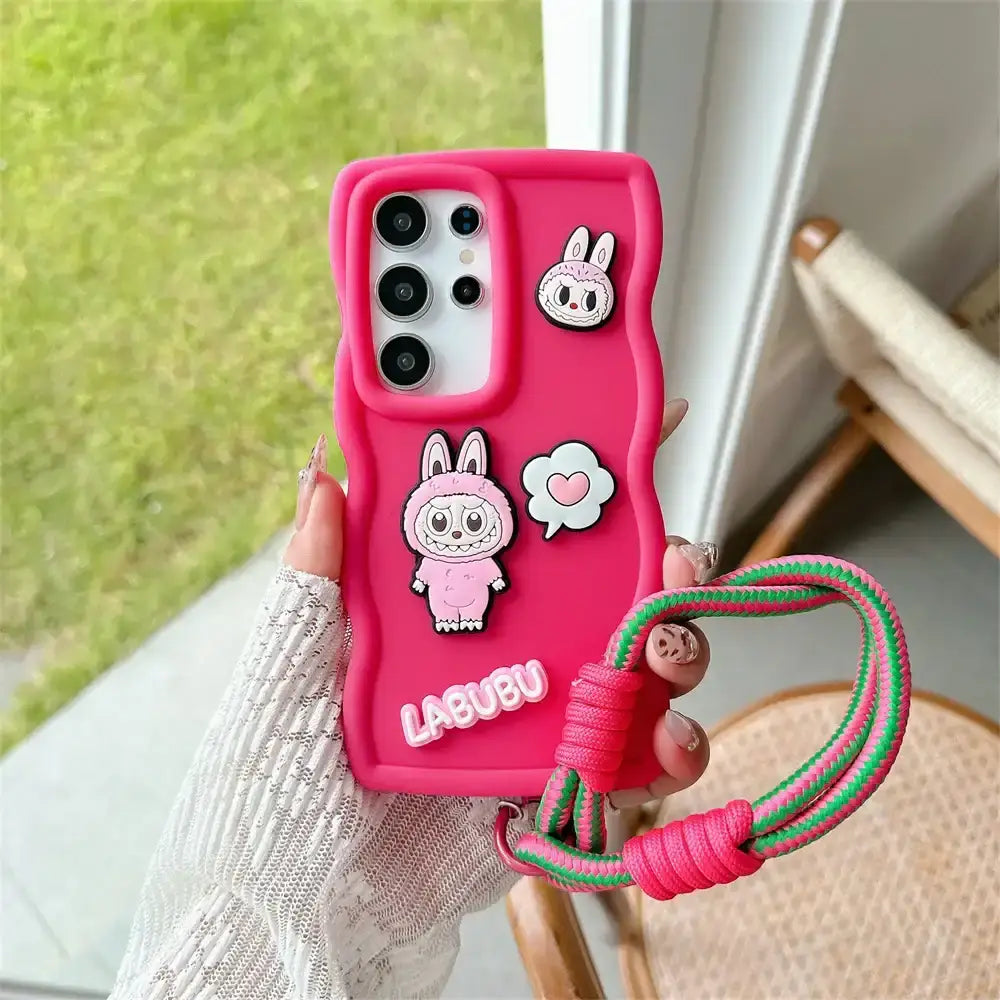 alt="Coque silicone souple avec dragonne Lala – protection anti-chocs, design élégant et confortable, cordon pratique pour smartphone Samsung série S"