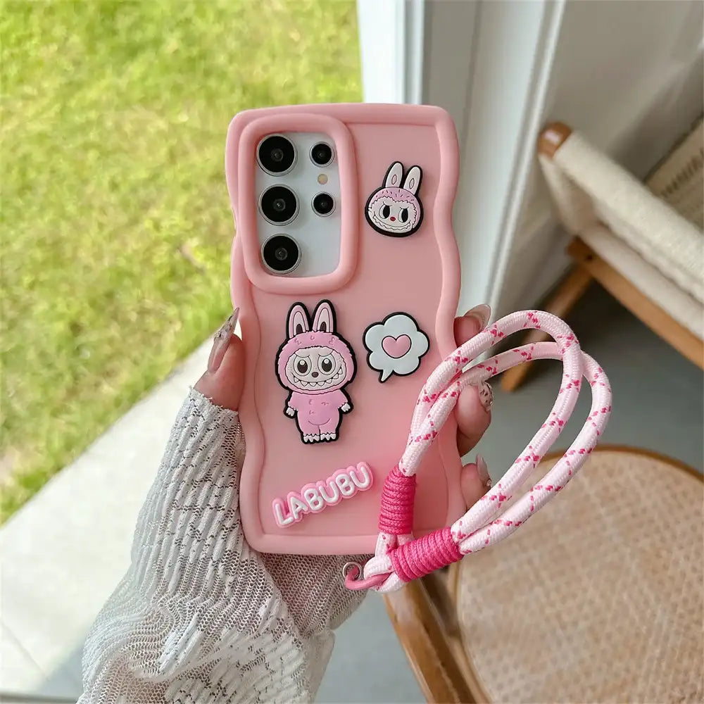 alt="Coque silicone souple avec dragonne Lala – protection anti-chocs, design élégant et confortable, cordon pratique pour smartphone Samsung série S"