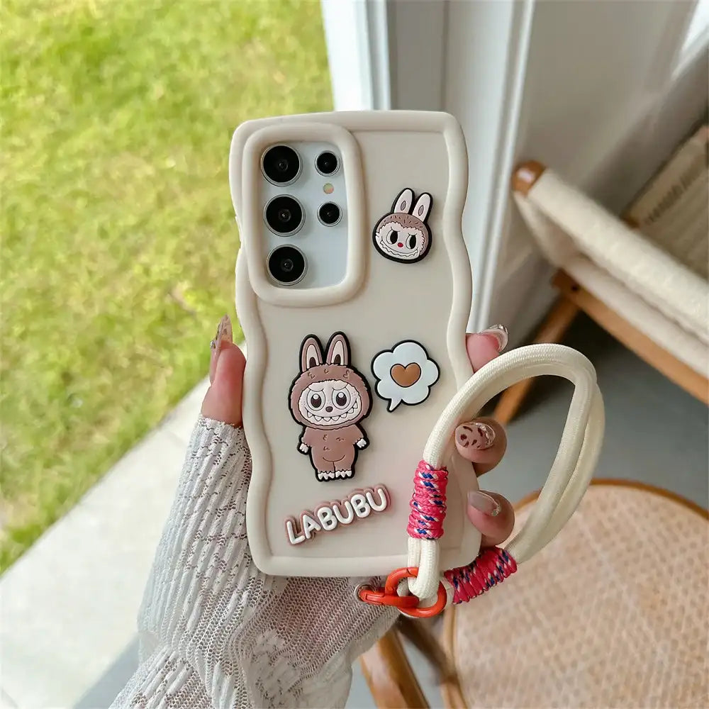 alt="Coque silicone souple avec dragonne Lala – protection anti-chocs, design élégant et confortable, cordon pratique pour smartphone Samsung série S"