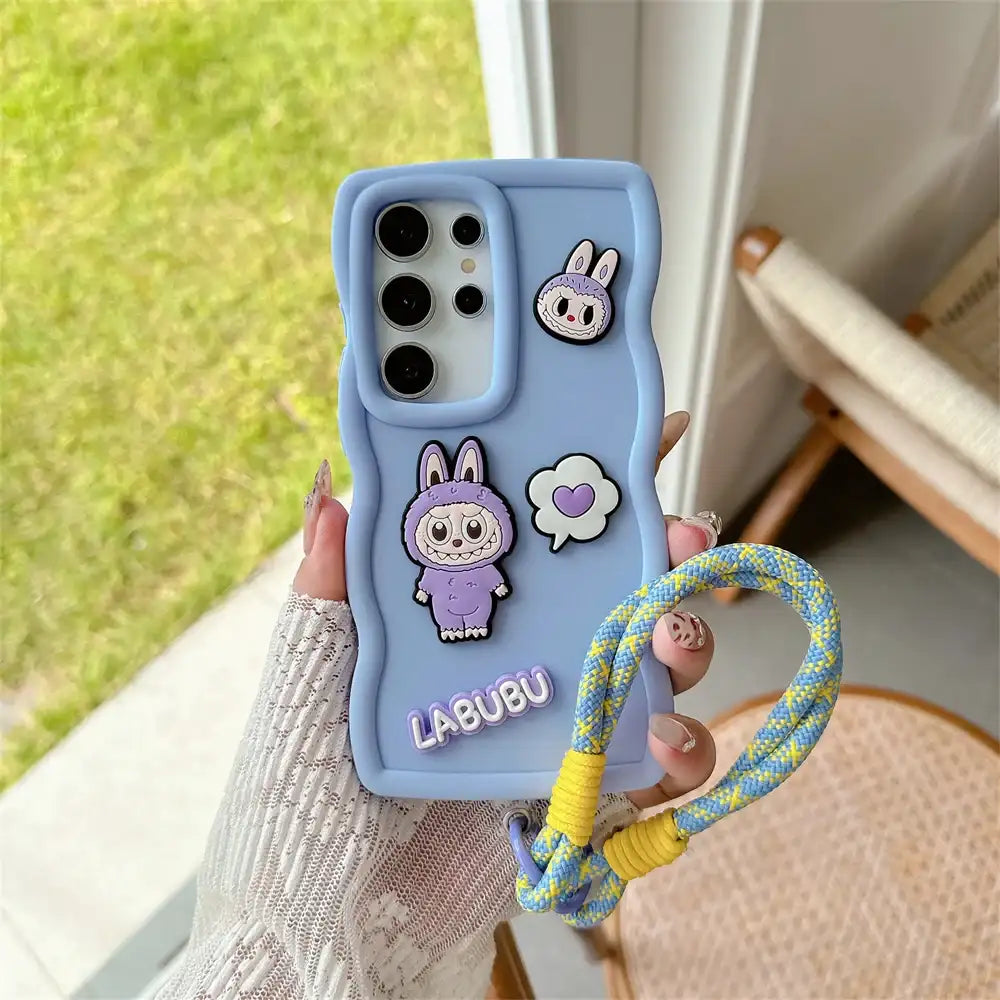 alt="Coque silicone souple avec dragonne Lala – protection anti-chocs, design élégant et confortable, cordon pratique pour smartphone Samsung série S"