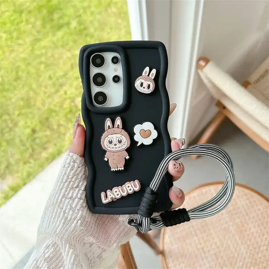 alt="Coque silicone souple avec dragonne Lala – protection anti-chocs, design élégant et confortable, cordon pratique pour smartphone Samsung série S"