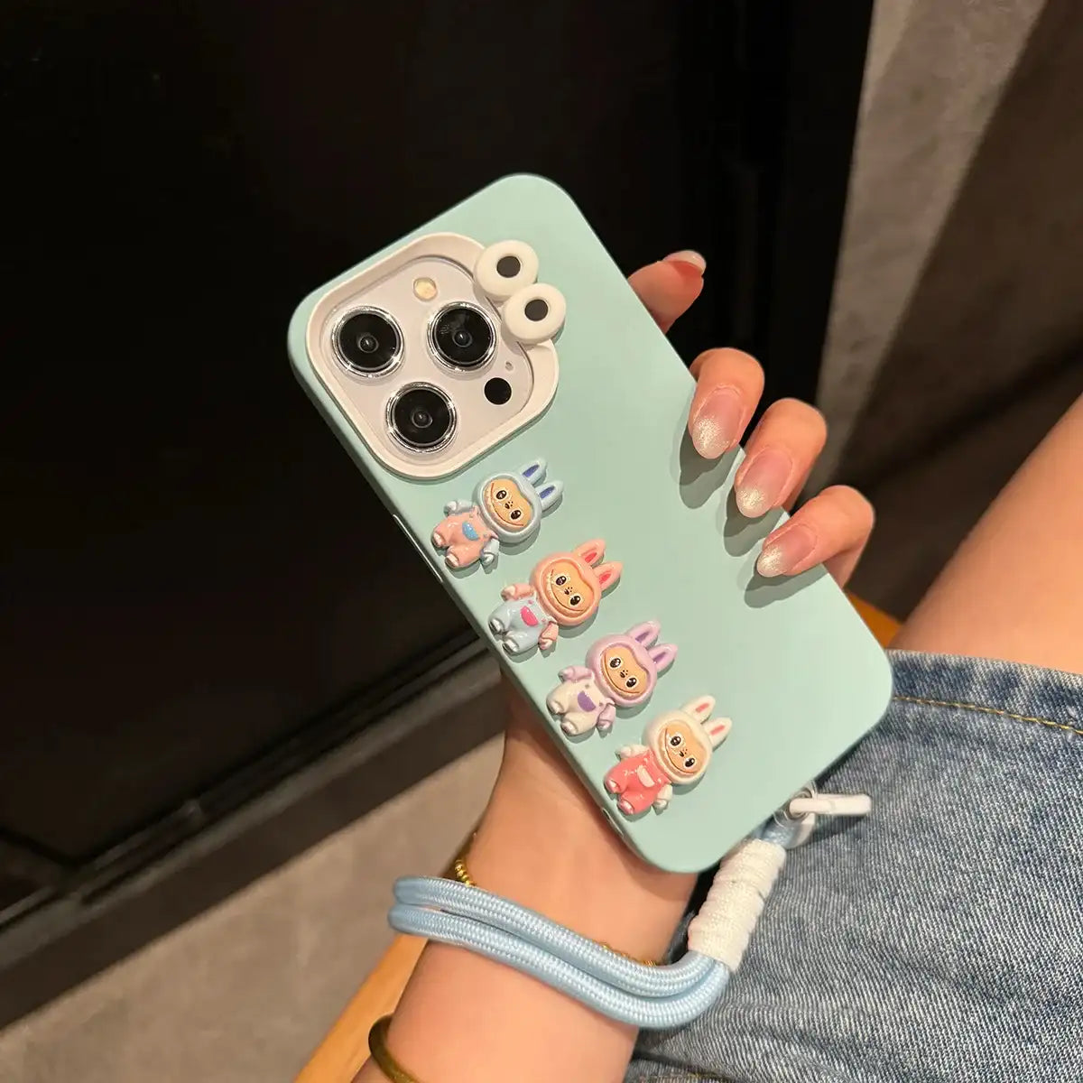 alt="Coque Labubu pour smartphone – protection antichocs, silicone souple créatif, design kawaii avec motif Labubu, compatible iPhone, prise en main confortable"