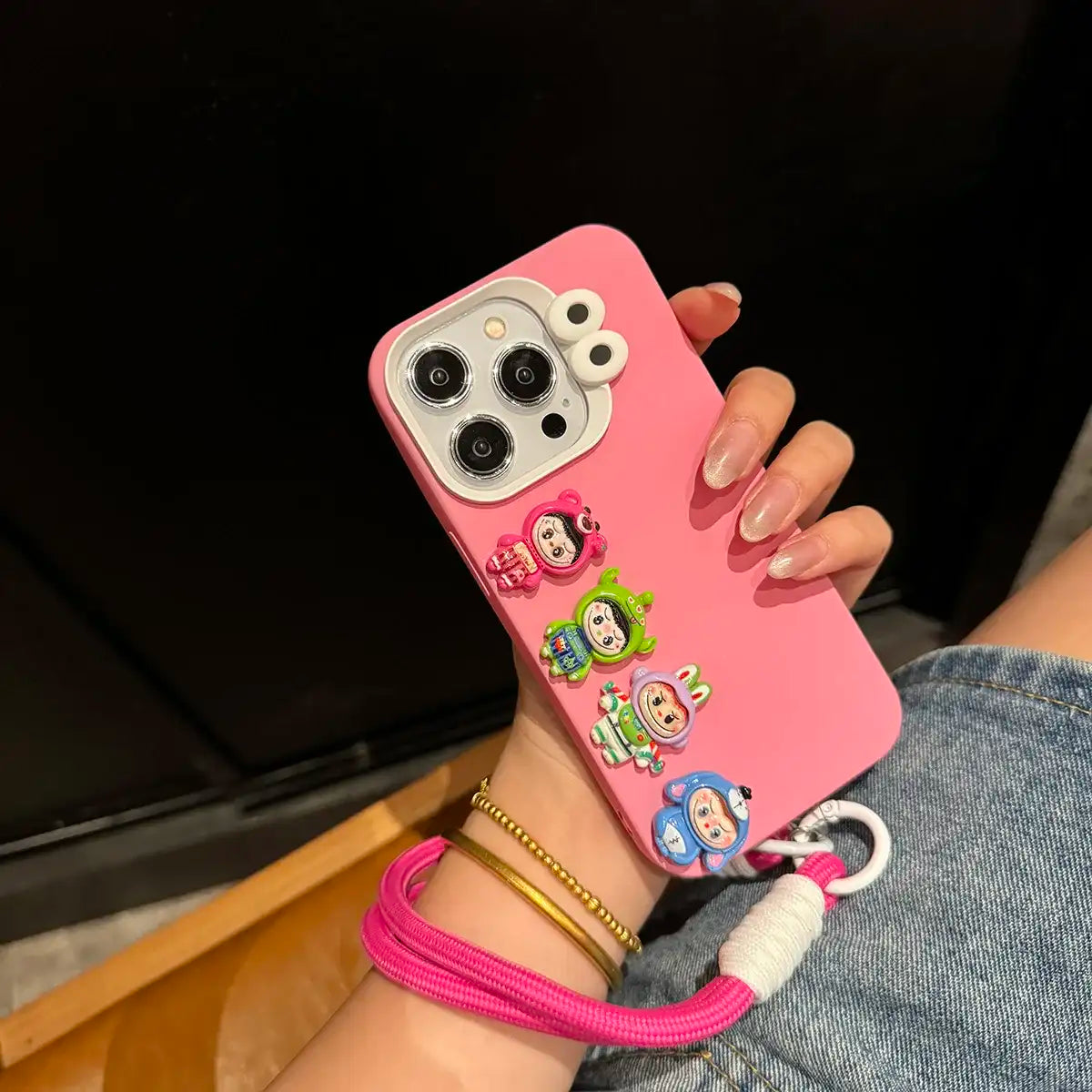 alt="Coque Labubu pour smartphone – protection antichocs, silicone souple créatif, design kawaii avec motif Labubu, compatible iPhone, prise en main confortable"