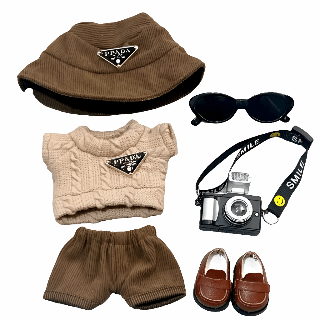 alt="Ensemble vĂȘtements Labubu â accessoire mode fantaisie avec chapeau, lunettes, pull, short, camĂ©ra et chaussures pour figurines Labubu, look tendance et confortable"