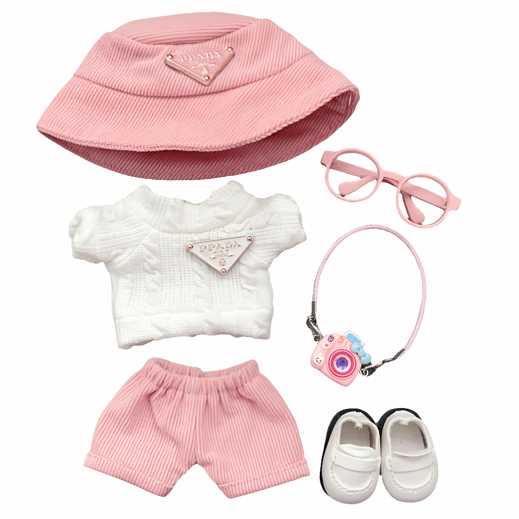 alt="Ensemble vĂȘtements Labubu â accessoire mode fantaisie avec chapeau, lunettes, pull, short, camĂ©ra et chaussures pour figurines Labubu, look tendance et confortable"