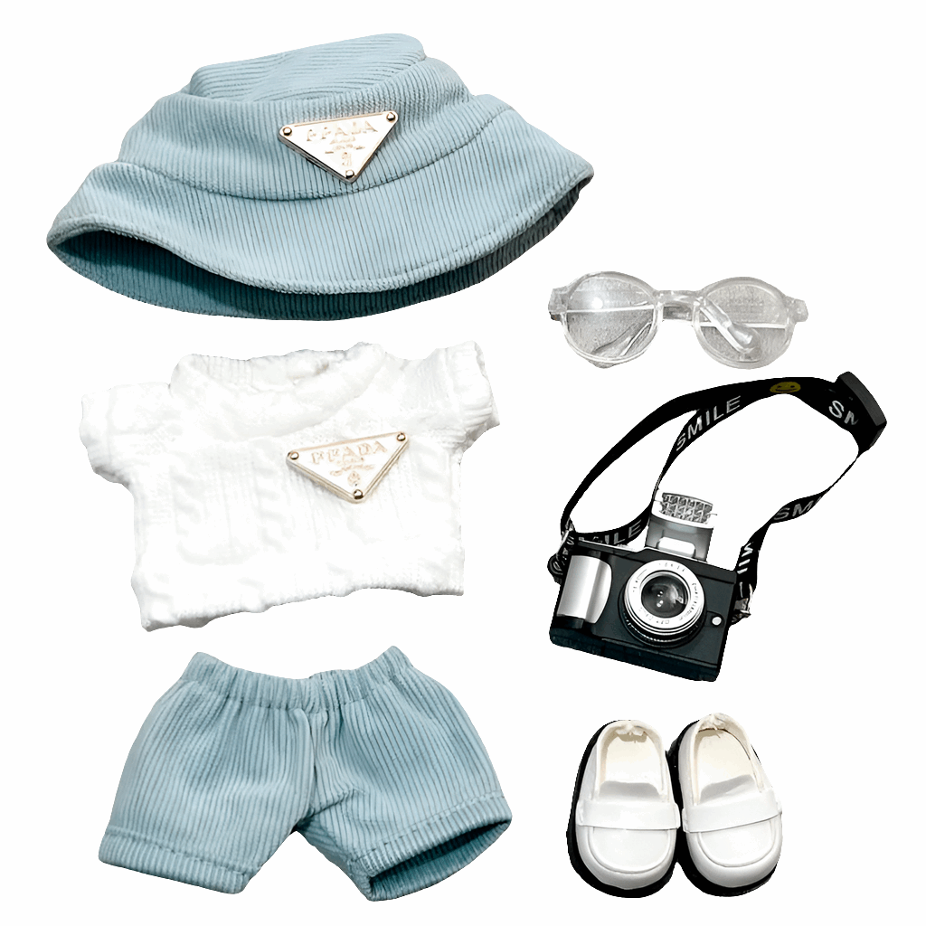 alt="Ensemble vĂȘtements Labubu â accessoire mode fantaisie avec chapeau, lunettes, pull, short, camĂ©ra et chaussures pour figurines Labubu, look tendance et confortable"