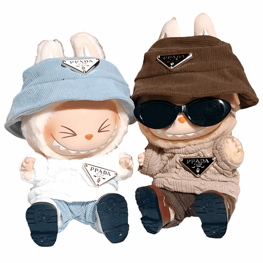 alt="Ensemble vêtements Labubu – accessoire mode fantaisie avec chapeau, lunettes, pull, short, caméra et chaussures pour figurines Labubu, look tendance et confortable"