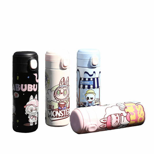 alt="Gourde thermos Labubu 420ml en acier inoxydable – bouteille isotherme colorée avec illustrations Labubu, protège boissons chaudes et froides, légère et pratique"