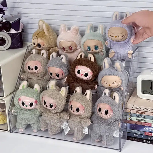 alt="Présentoir en acrylique transparent pour collectionneur Labubu – vitrine à 3 compartiments, dimensions L36xP22,2xH24,7 cm, pour 12 figurines 15-17 cm, design élégant japonais"