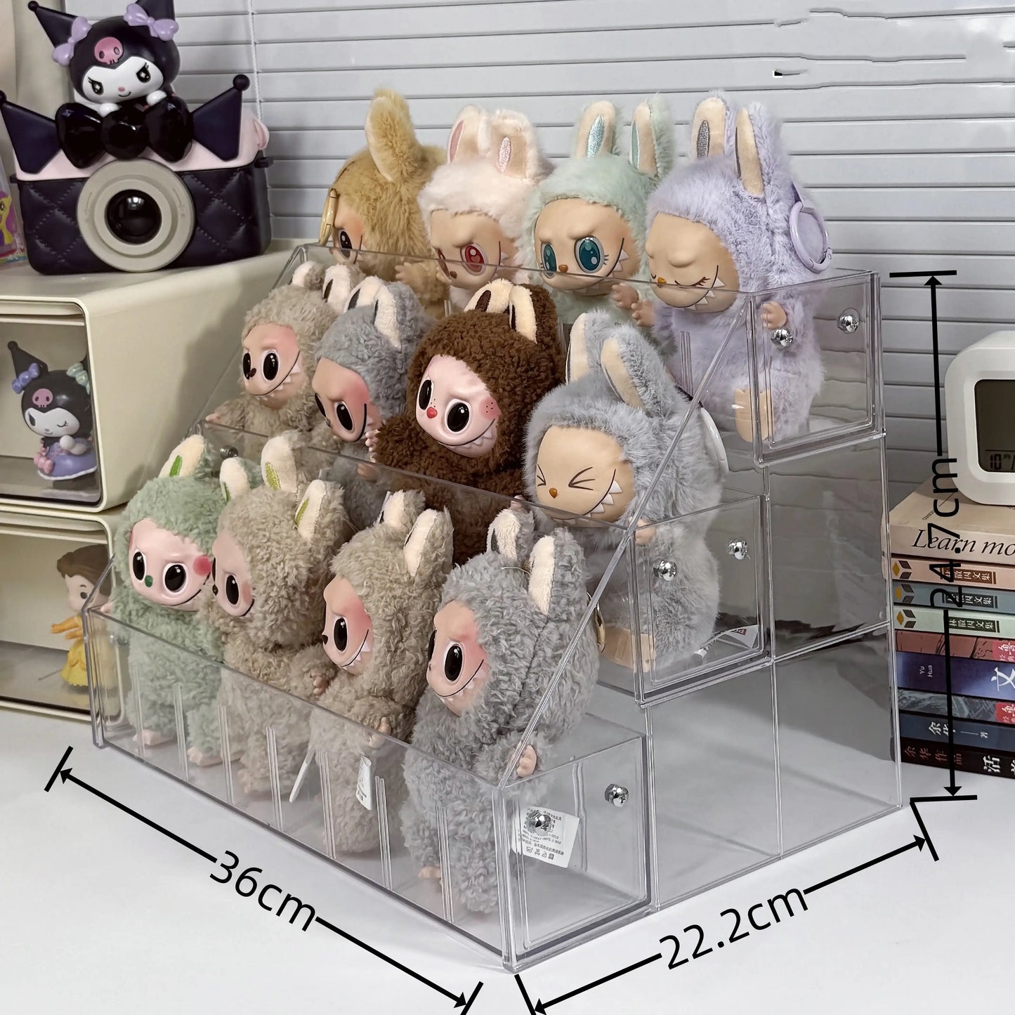alt="Présentoir en acrylique transparent pour collectionneur Labubu – vitrine à 3 compartiments, dimensions L36xP22,2xH24,7 cm, pour 12 figurines 15-17 cm, design élégant japonais"