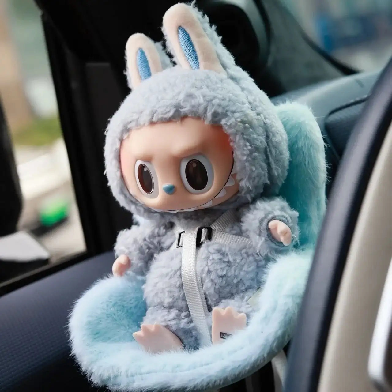 alt="Siège auto en peluche douce pour figurines Labubu 15-17 cm – accessoire confortable, design élégant et sécuritaire, parfait pour exposition ou transport"