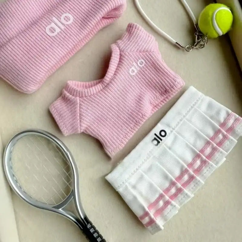 alt="Tenue tennis de luxe Labubu – ensemble sport chic avec chapeau, haut, jupe, raquette et balle, look élégant noir et blanc pour figurines Labubu"