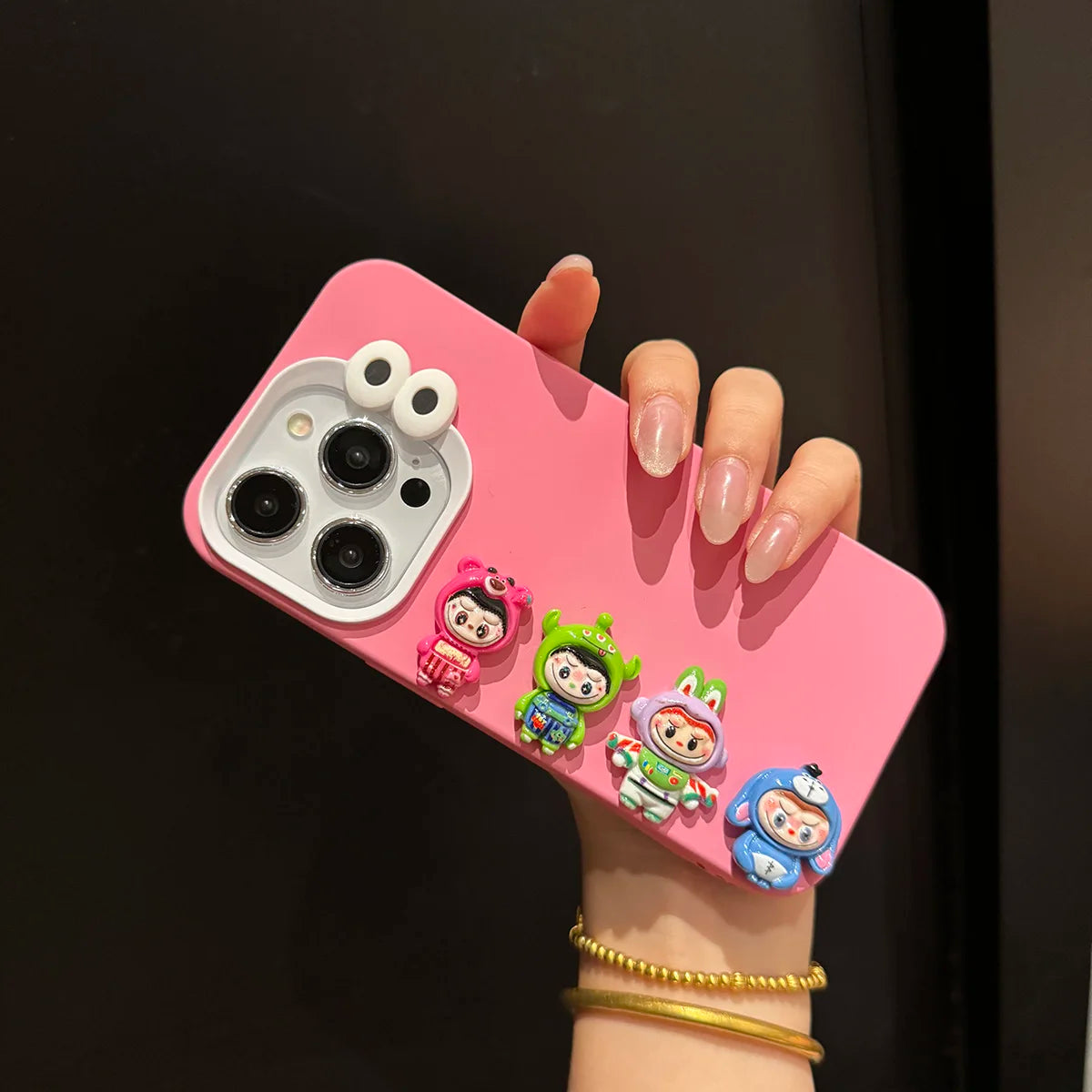 alt="Coque Labubu pour smartphone – protection antichocs, silicone souple créatif, design kawaii avec motif Labubu, compatible iPhone, prise en main confortable"