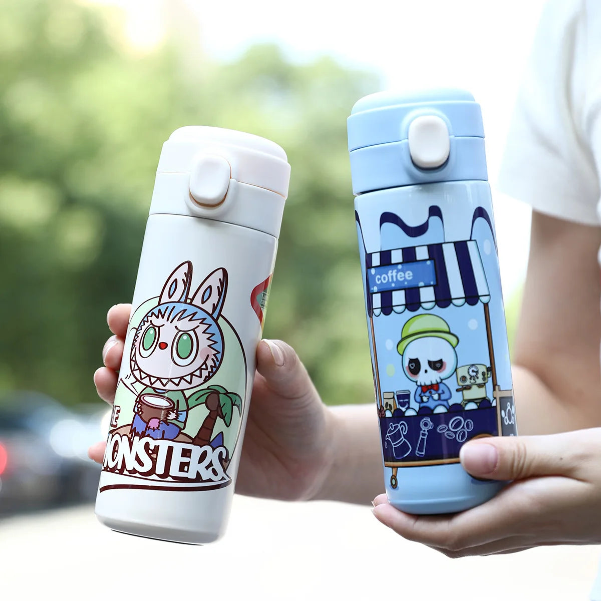 alt="Gourde thermos Labubu 420ml en acier inoxydable – bouteille isotherme colorée avec illustrations Labubu, protège boissons chaudes et froides, légère et pratique"