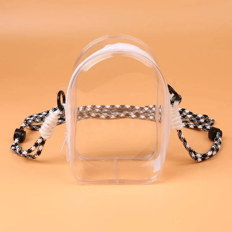 alt="Mini sac à bandoulière transparent pour figurine Labubu – design elliptique élégant, PVC imperméable avec nylon, protection contre eau et poussière"