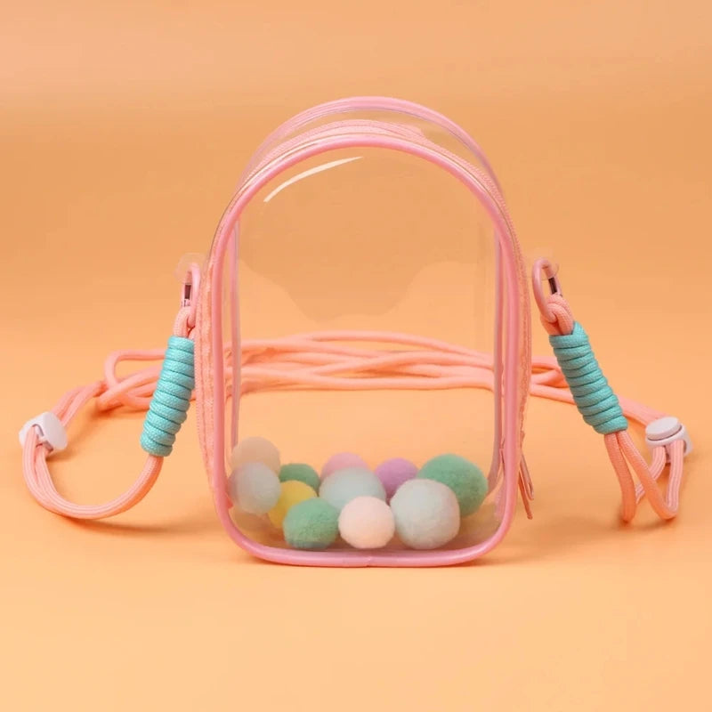 alt="Mini sac à bandoulière transparent pour figurine Labubu – design elliptique élégant, PVC imperméable avec nylon, protection contre eau et poussière"