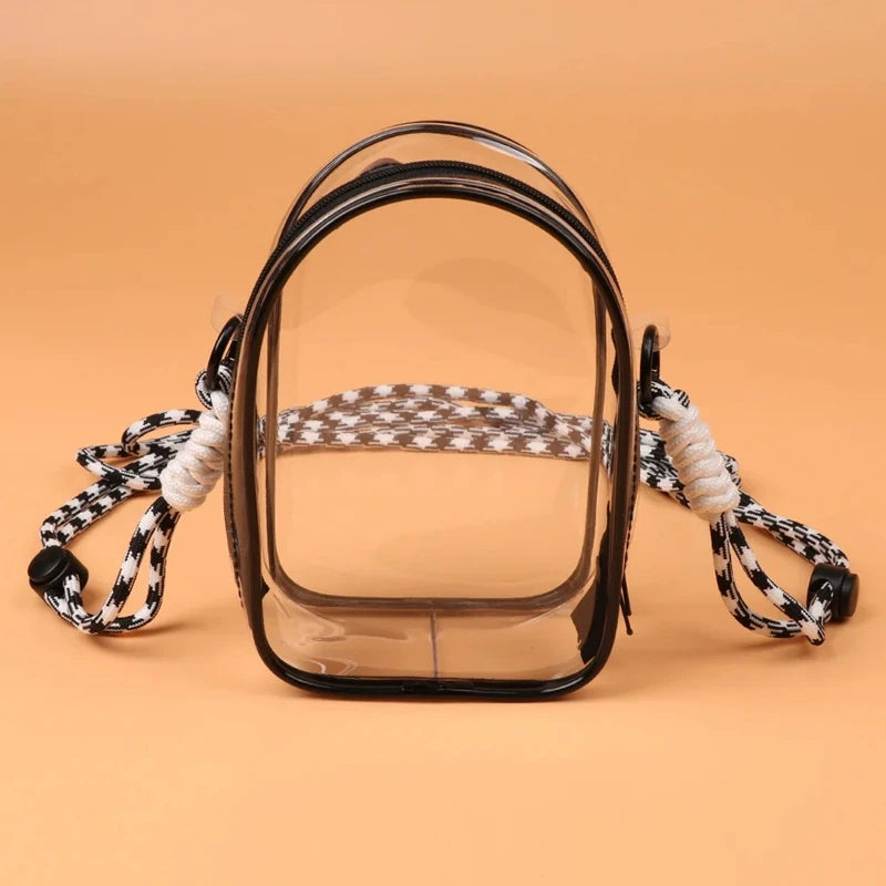 alt="Mini sac à bandoulière transparent pour figurine Labubu – design elliptique élégant, PVC imperméable avec nylon, protection contre eau et poussière"