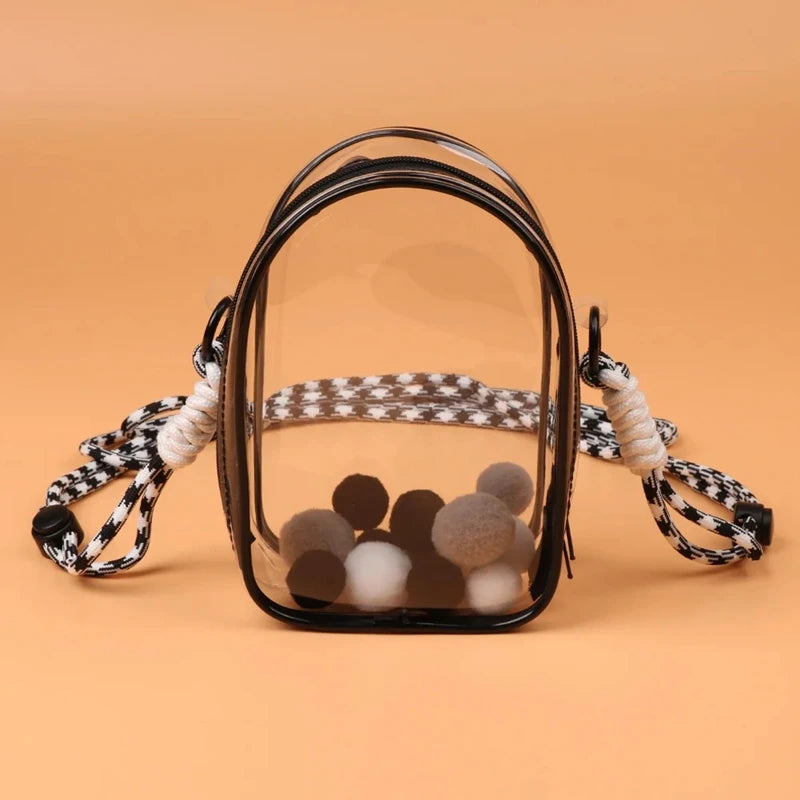alt="Mini sac à bandoulière transparent pour figurine Labubu – design elliptique élégant, PVC imperméable avec nylon, protection contre eau et poussière"