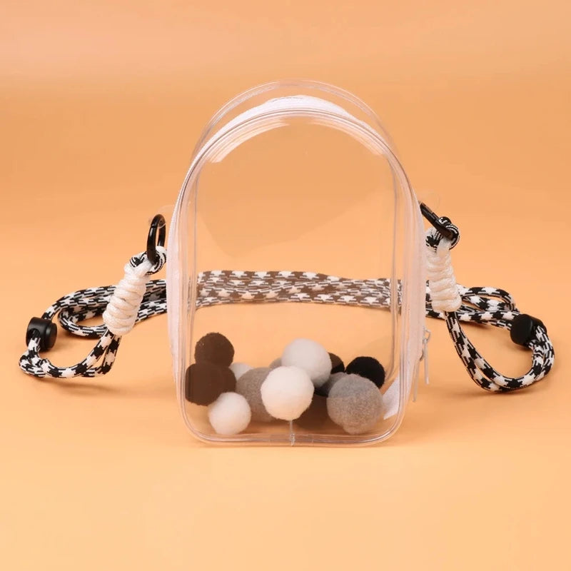 alt="Mini sac à bandoulière transparent pour figurine Labubu – design elliptique élégant, PVC imperméable avec nylon, protection contre eau et poussière"