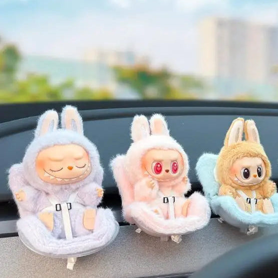 alt="Siège auto en peluche douce pour figurines Labubu 15-17 cm – accessoire confortable, design élégant et sécuritaire, parfait pour exposition ou transport"