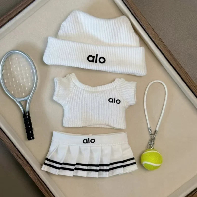 alt="Tenue tennis de luxe Labubu – ensemble sport chic avec chapeau, haut, jupe, raquette et balle, look élégant noir et blanc pour figurines Labubu"