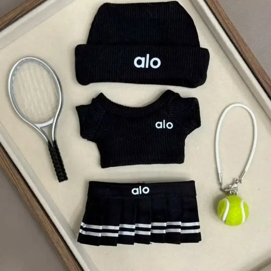 alt="Tenue tennis de luxe Labubu – ensemble sport chic avec chapeau, haut, jupe, raquette et balle, look élégant noir et blanc pour figurines Labubu"