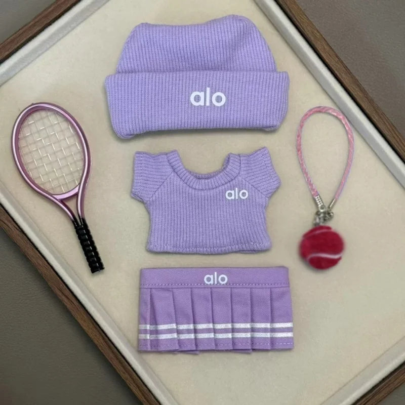 alt="Tenue tennis de luxe Labubu – ensemble sport chic avec chapeau, haut, jupe, raquette et balle, look élégant noir et blanc pour figurines Labubu"