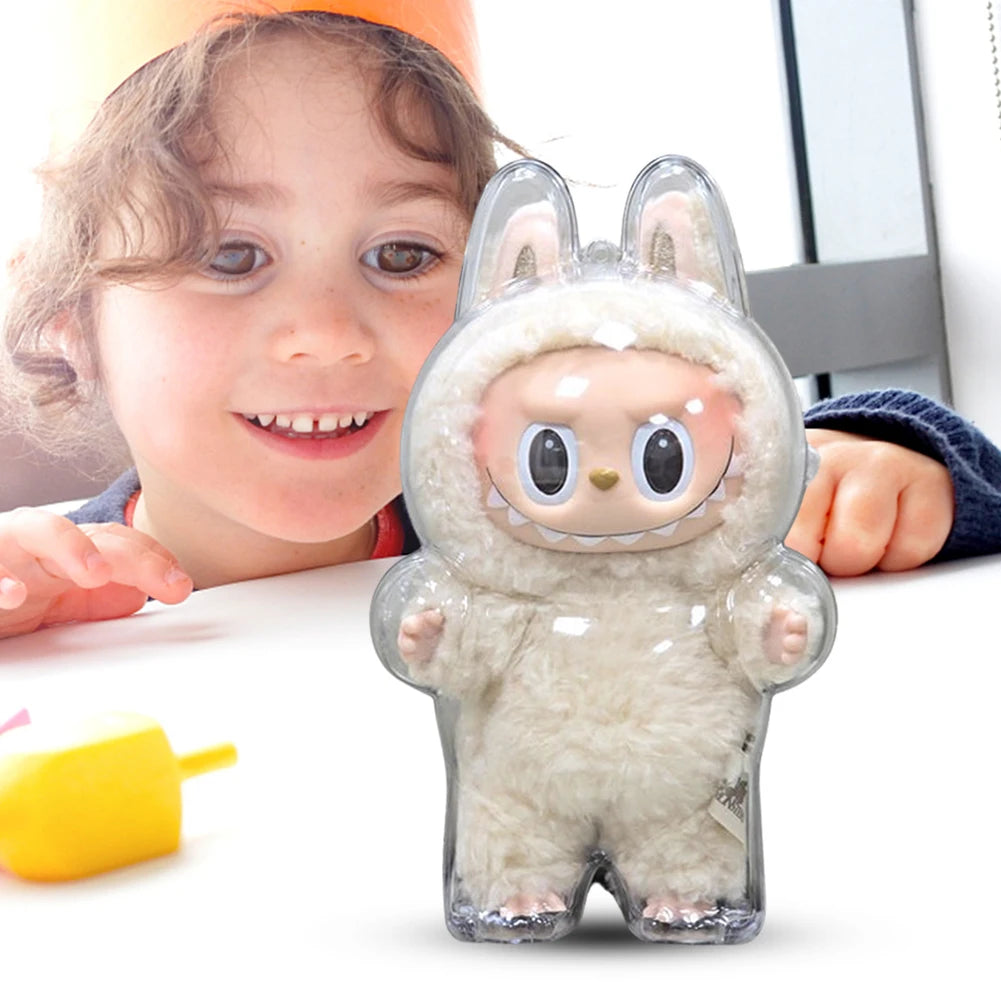 alt="Boîte de protection transparente pour figurines Labubu – modèle debout ou assis, plastique de qualité, protège contre poussière et chocs, design simple et élégant"