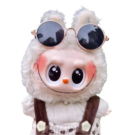 Lunettes stylées sur une figurine Labubu en peluche, ajoutant une touche de mode à son look.