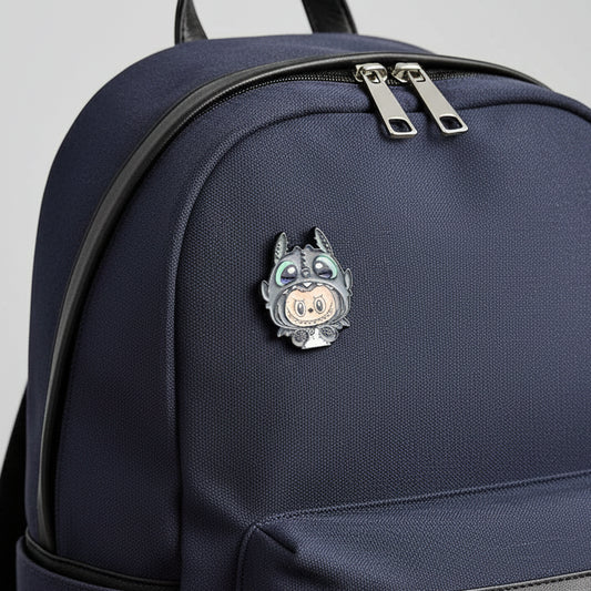 Pins Labubu en Métal représentant un dragon Toothless en costume, design mignon et original.