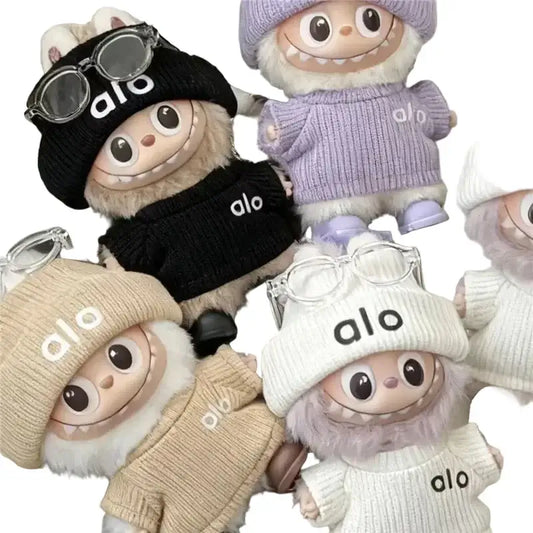 Peluches mignonnes portant des vêtements tendance 'alo' dans des teintes variées, ambiance ludique et stylée.