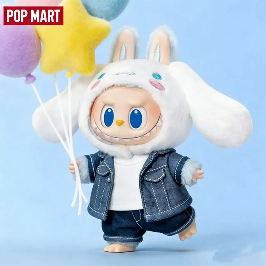 Labubu avec un costume de lapin tenant des ballons colorés, collection Hello Kitty x POP MART.