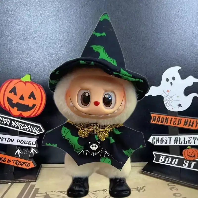 Labubu Tenues Halloween Sorcier Magique 2pcs figurine portant un chapeau de sorcier et se tenant devant des décorations d'Halloween.