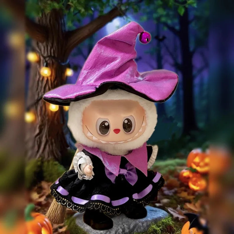 Labubu Tenues Halloween Sorcières Féeriques - Figurine sorcière avec chapeau pointu dans une scène d'Halloween.
