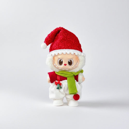 Labubu Tenues Noël Petit Lutins avec un petit lutin en costume de Noël, chapeau rouge et écharpe verte.