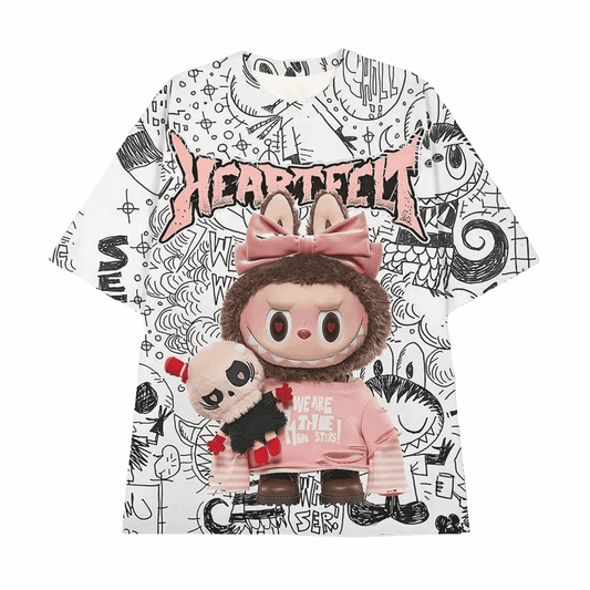 alt="T-shirt enfant Labubu Heartfelt – manches courtes, motif 3D original, coupe droite, col rond, polyester léger, style tendance pour enfants 4-13 ans"