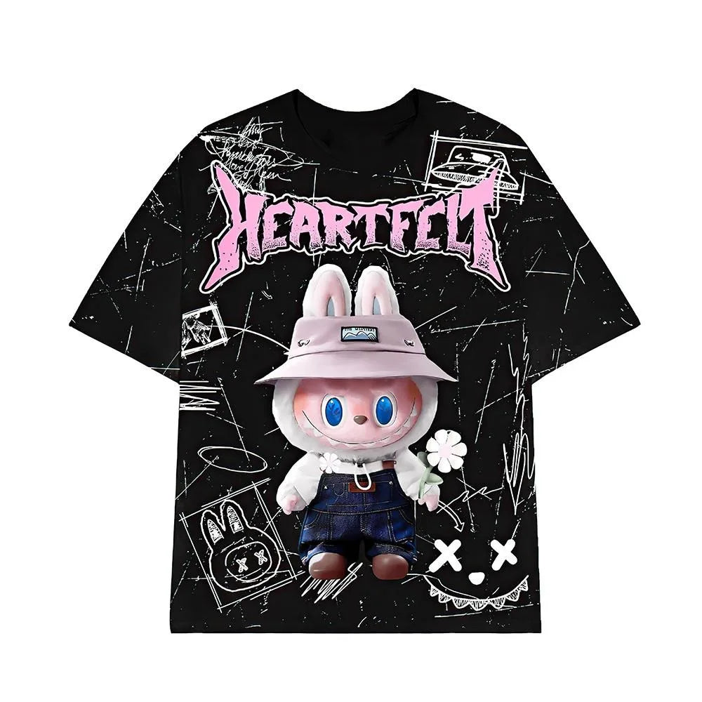 alt="T-shirt enfant Labubu Heartfelt – manches courtes, motif 3D original, coupe droite, col rond, polyester léger, style tendance pour enfants 4-13 ans"