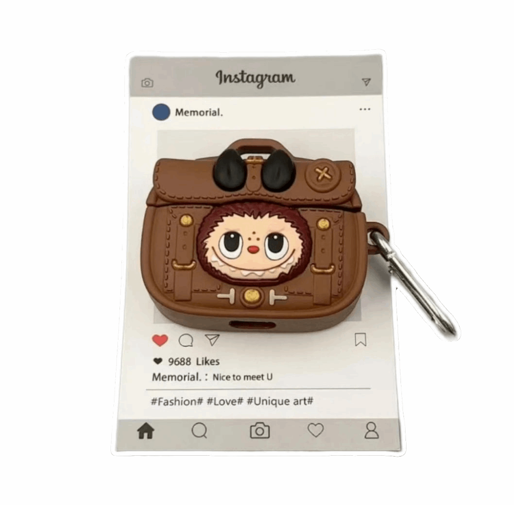 alt="Coque AirPods Labubu marron – protection solide, design aventure façon mini sac avec mousqueton, compatible avec tous modèles AirPods"