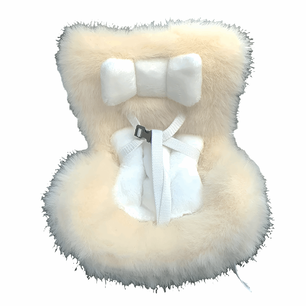 alt="Siège auto en peluche douce pour figurines Labubu 15-17 cm – accessoire confortable, design élégant et sécuritaire, parfait pour exposition ou transport"