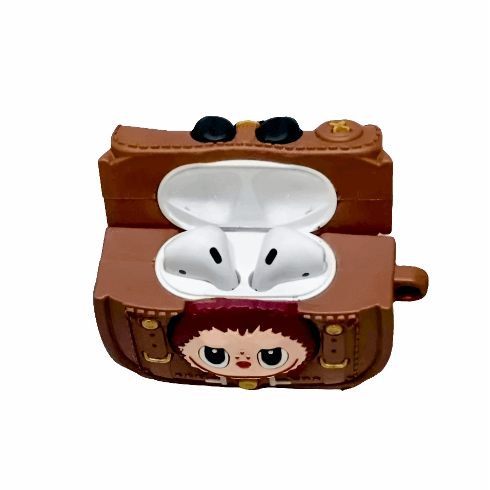 alt="Coque AirPods Labubu marron – protection solide, design aventure façon mini sac avec mousqueton, compatible avec tous modèles AirPods"