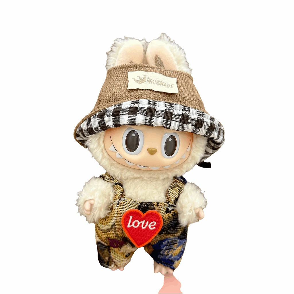 alt="Tenues miniatures Labubu – collection variée avec salopette rayée, robe à motifs, costume animalier, vêtements kawaii faciles à enfiler pour figurines 15-17 cm"