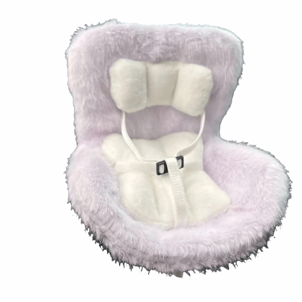 alt="Siège auto en peluche douce pour figurines Labubu 15-17 cm – accessoire confortable, design élégant et sécuritaire, parfait pour exposition ou transport"