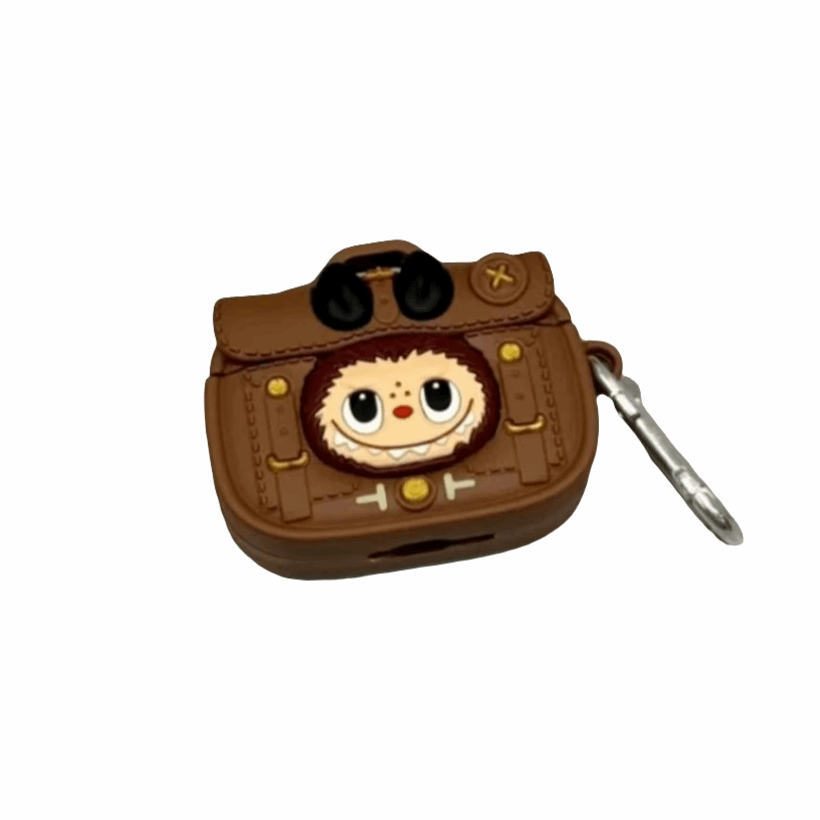 alt="Coque AirPods Labubu marron – protection solide, design aventure façon mini sac avec mousqueton, compatible avec tous modèles AirPods"