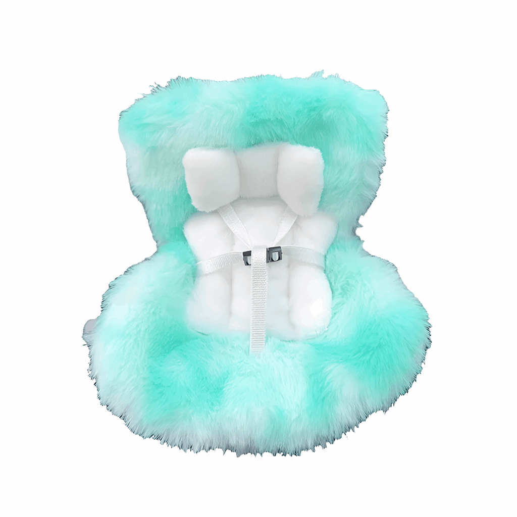 alt="Siège auto en peluche douce pour figurines Labubu 15-17 cm – accessoire confortable, design élégant et sécuritaire, parfait pour exposition ou transport"