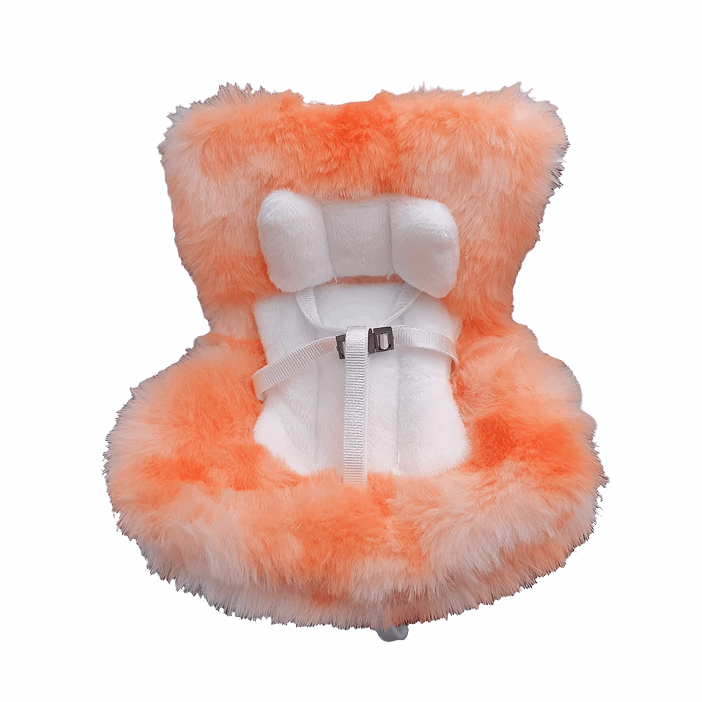 alt="Siège auto en peluche douce pour figurines Labubu 15-17 cm – accessoire confortable, design élégant et sécuritaire, parfait pour exposition ou transport"