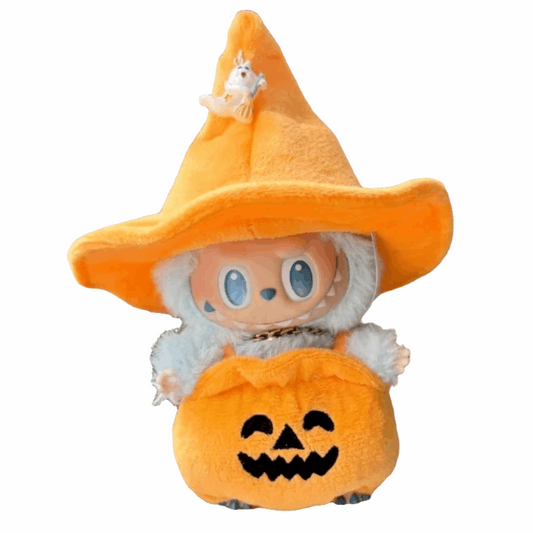 Labubu Tenues Magie d’Halloween 2pcs - poupée avec chapeau de sorcière orange et sac citrouille, ambiance festive d'Halloween.