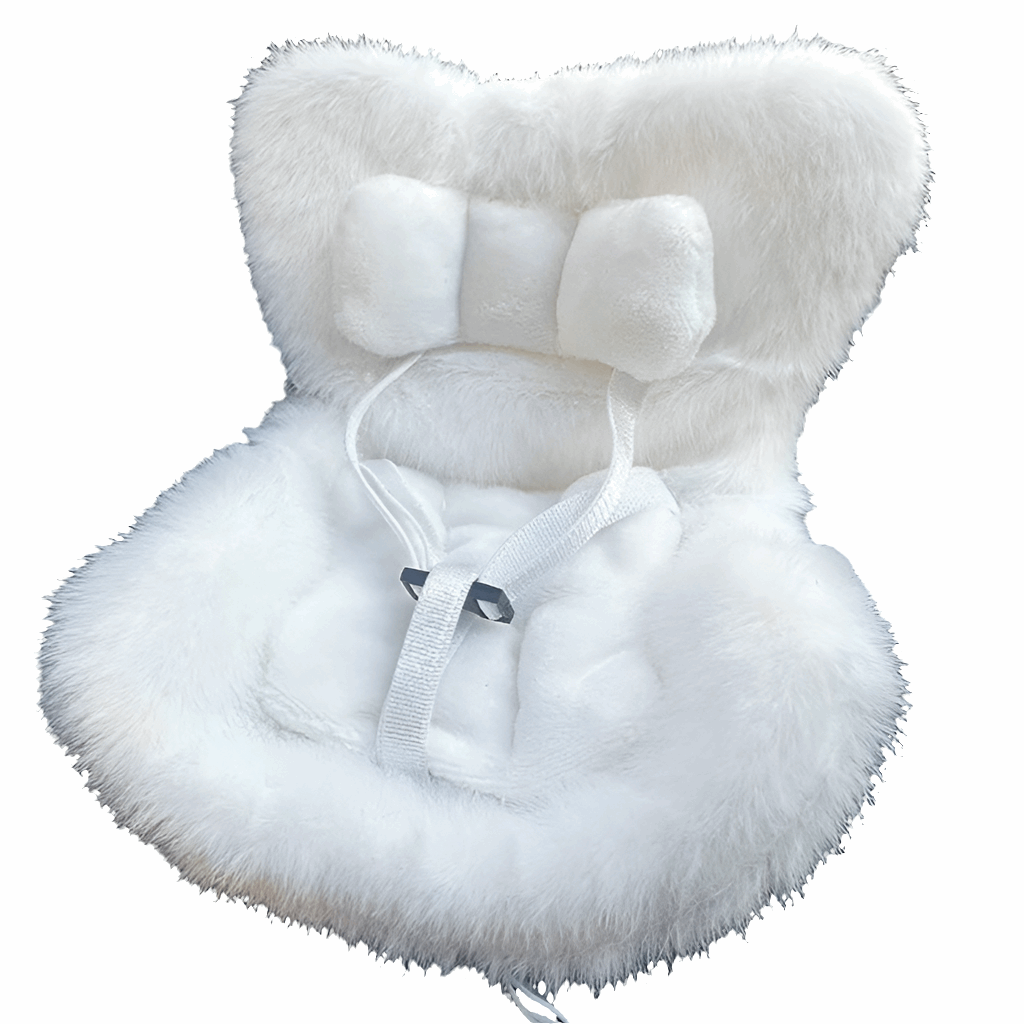 alt="Siège auto en peluche douce pour figurines Labubu 15-17 cm – accessoire confortable, design élégant et sécuritaire, parfait pour exposition ou transport"