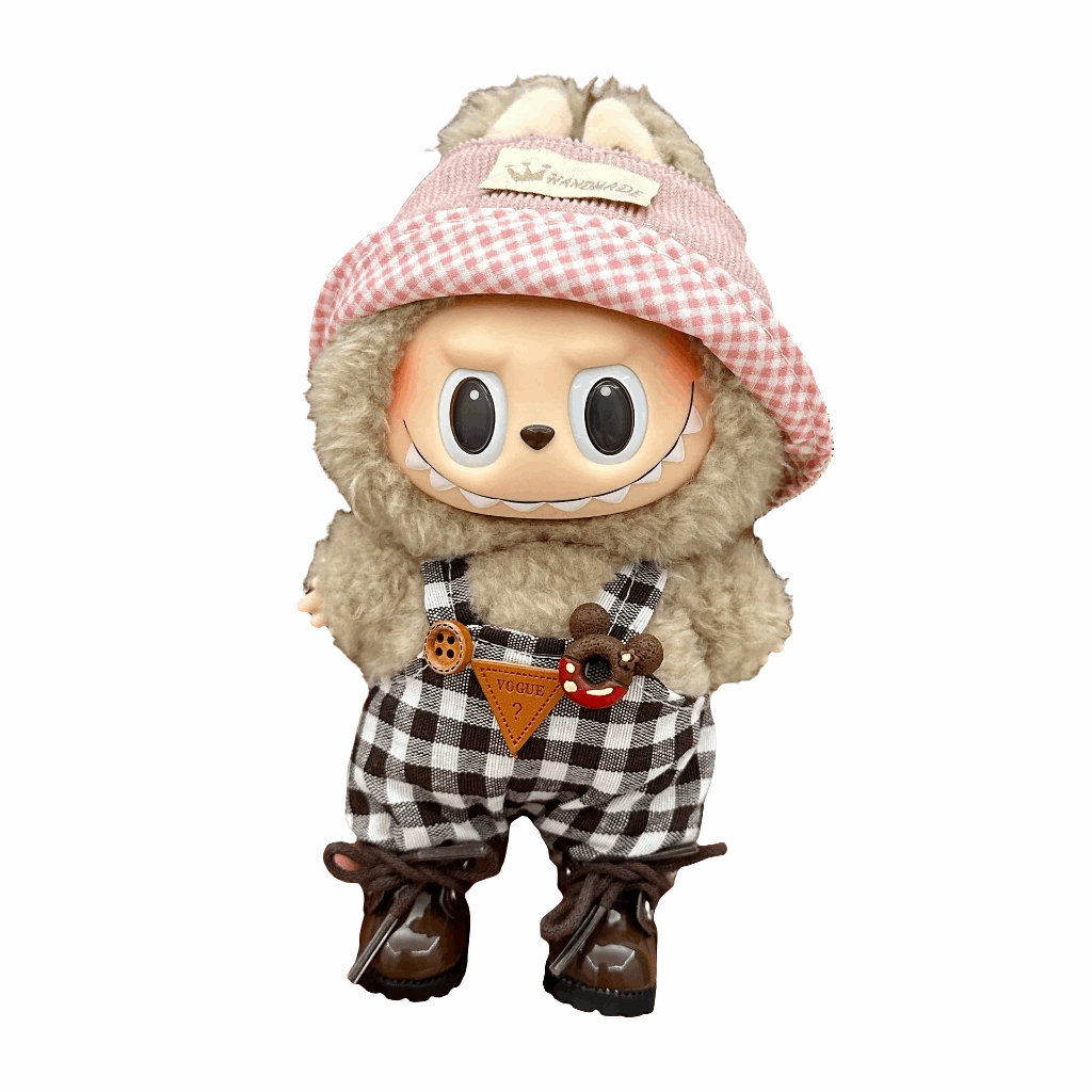 alt="Tenues miniatures Labubu – collection variée avec salopette rayée, robe à motifs, costume animalier, vêtements kawaii faciles à enfiler pour figurines 15-17 cm"