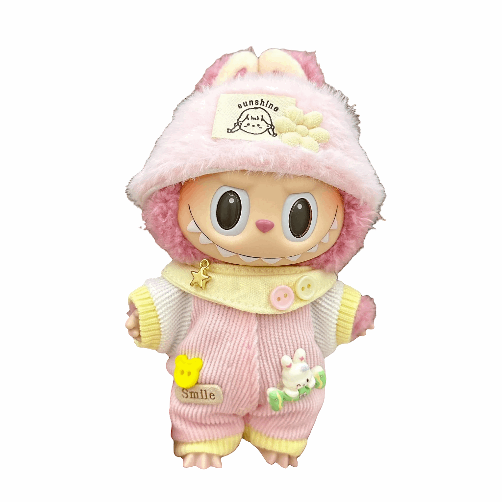 alt="Tenues miniatures Labubu – collection variée avec salopette rayée, robe à motifs, costume animalier, vêtements kawaii faciles à enfiler pour figurines 15-17 cm"