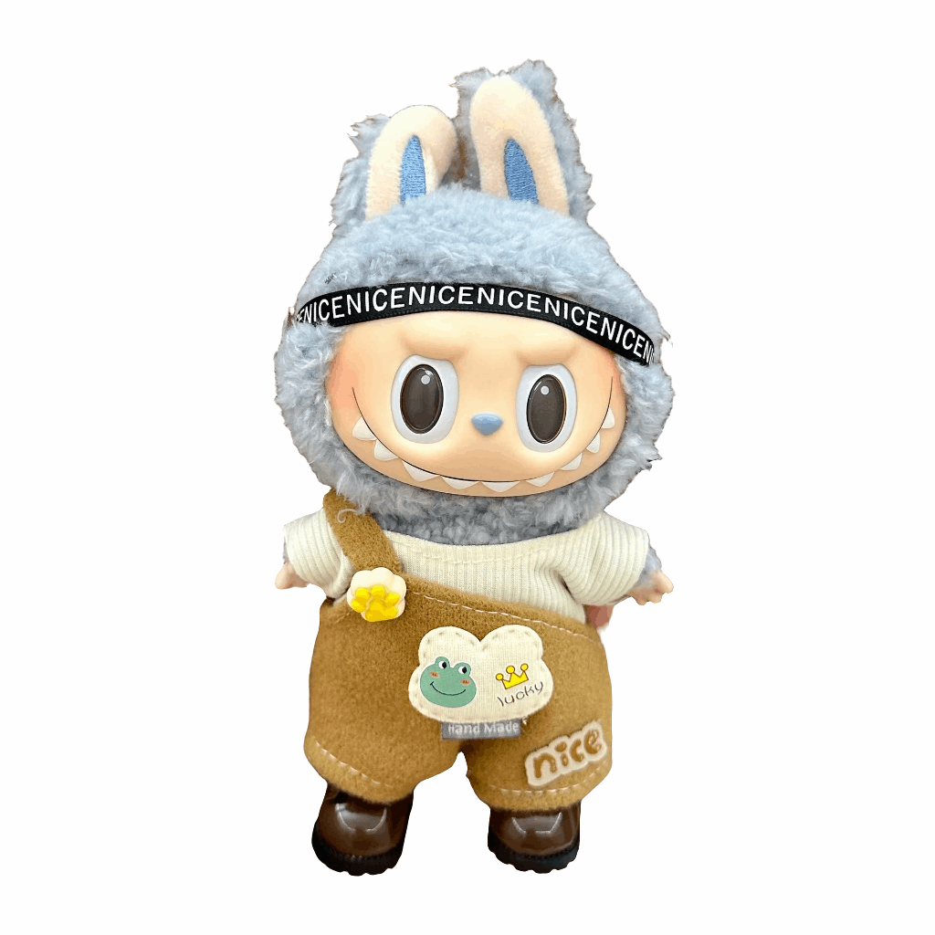 alt="Tenues miniatures Labubu – collection variée avec salopette rayée, robe à motifs, costume animalier, vêtements kawaii faciles à enfiler pour figurines 15-17 cm"